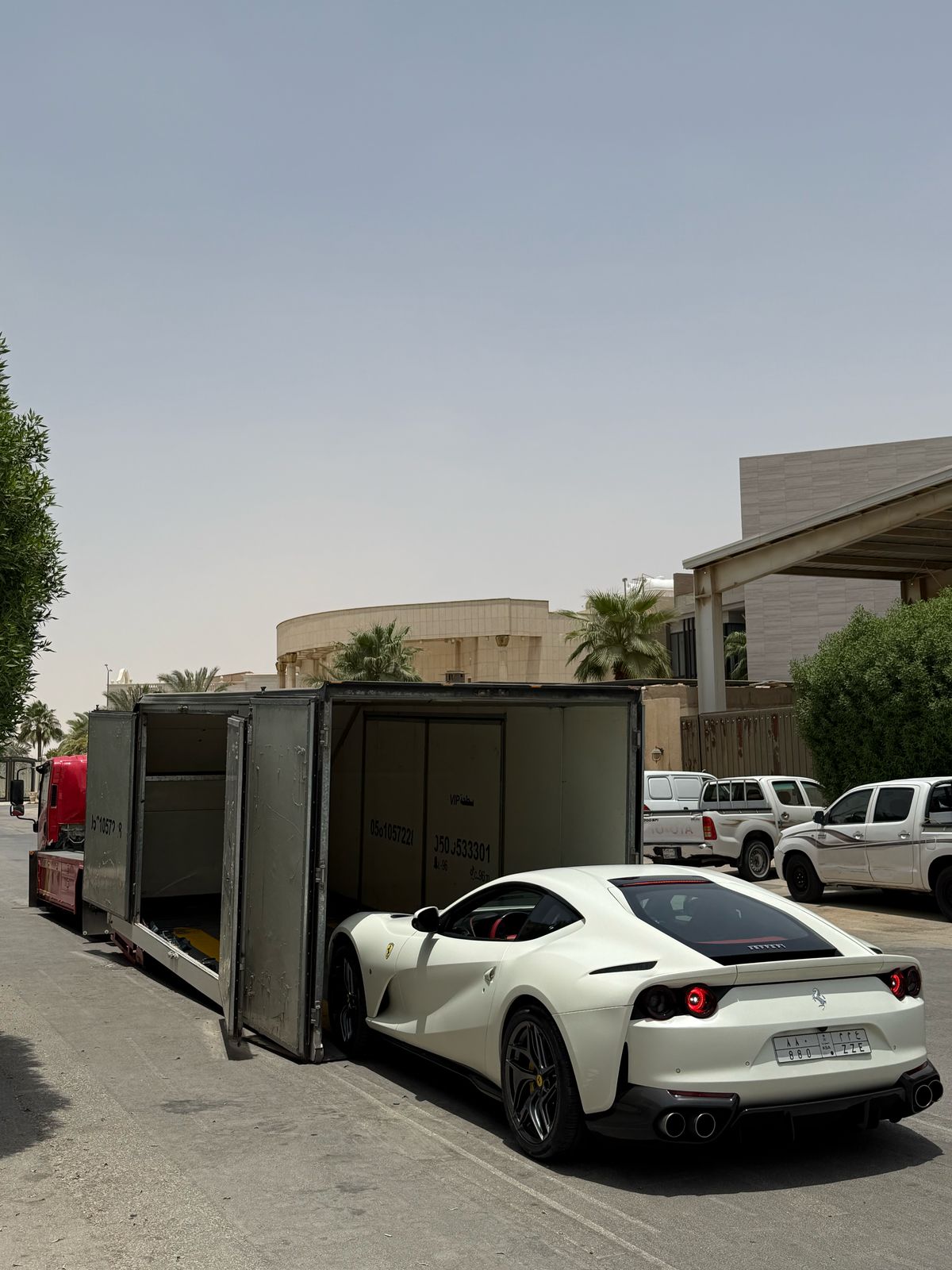 فيراري بيضاء في سطحة مغلقه هيدروليك